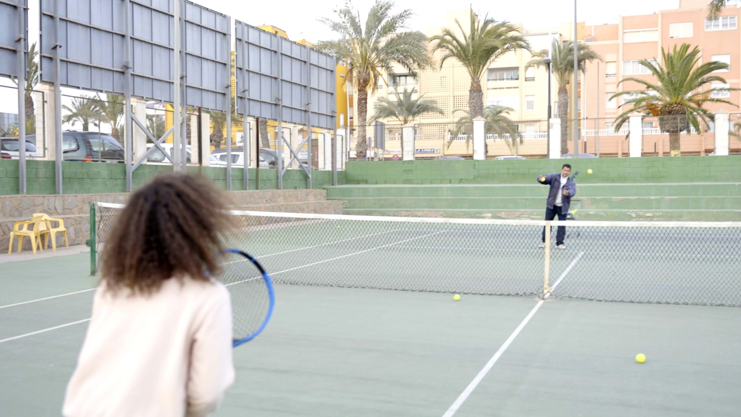 chica jugando al tenis